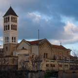 Sulla destra, oltre i binari, si erge invece l�elegante campanile a pianta quadrata della Chiesa di San Giuseppe, simbolo dell'adiacente rione Madonnella